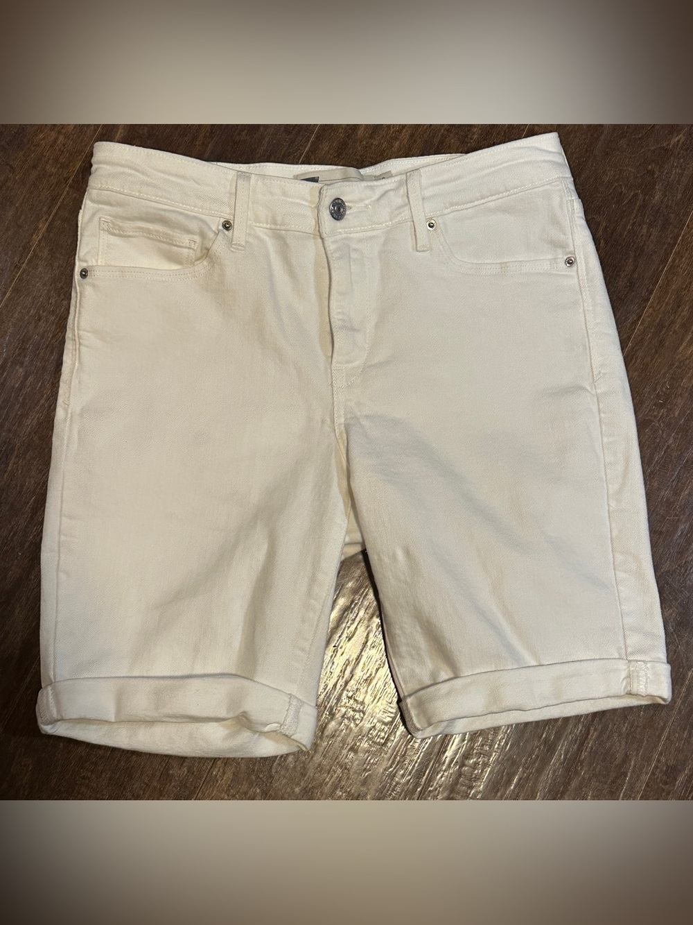 Levi’s White Denim Cuffed Bermuda Shorts Women’s 8P